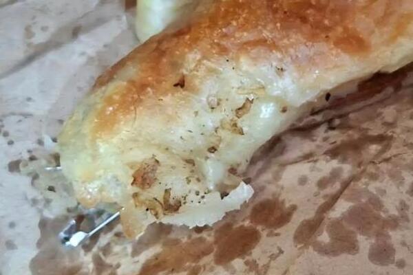 STRAVA I UŽAS! Kupili burek u pekari u Podgorici, a u njemu zalutala OPASNA STVAR! Pretrnućete kad vidite