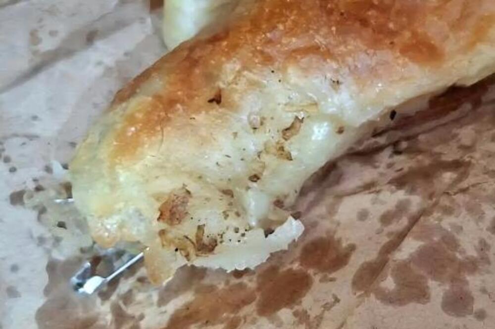 STRAVA I UŽAS! Kupili burek u pekari u Podgorici, a u njemu zalutala OPASNA STVAR! Pretrnućete kad vidite