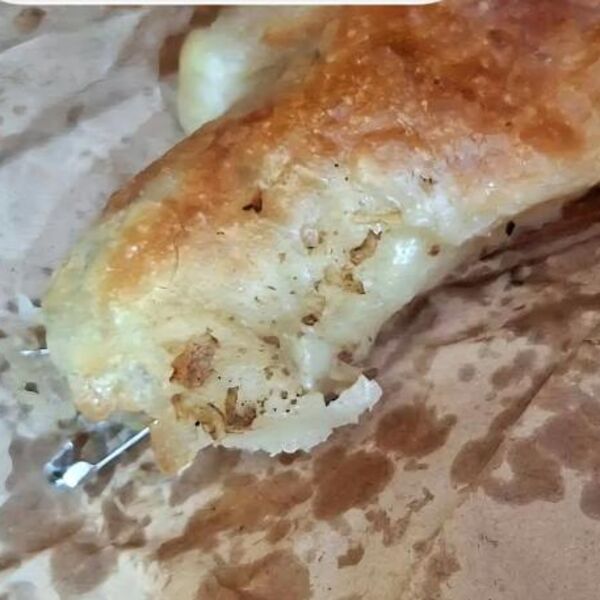 STRAVA I UŽAS! Kupili burek u pekari u Podgorici, a u njemu zalutala OPASNA STVAR! Pretrnućete kad vidite