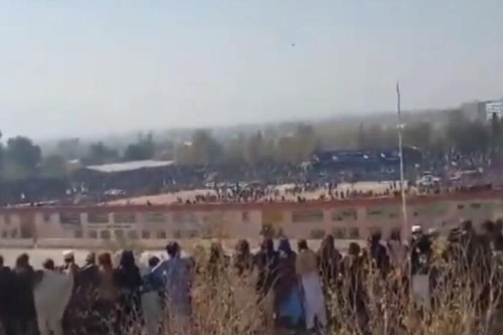 TRINAESTOGODIŠNJI DEČAK PRED 80.000 LJUDI PRESUDIO UBICI SVOJE PORODICE! Snimak uteruje jezu u kosti (VIDEO)