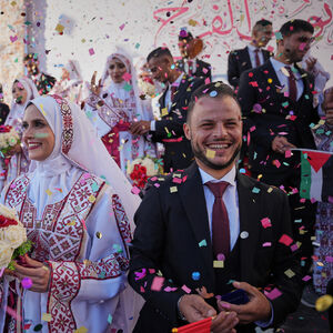 PRIZOR KOJI TERA SUZE NA OČI U Gazi održana ceremonija masovnog venčanja, povorka prošla kroz razorene delove grada
