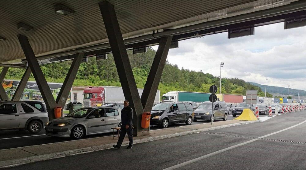 Vozila čeaju na prelazima