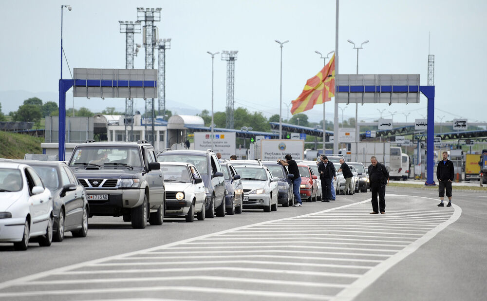 Vozila čekaju na granici