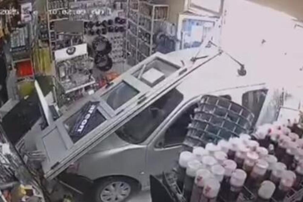 AUTOMOBIL ULETEO U PRODAVNICU U LAZAREVCU OGROMNOM BRZINOM! Radnici bili unutra, PRAVA SREĆA da NEMA MRTVIH! VIDEO