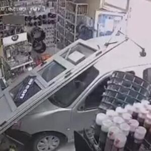 AUTOMOBIL ULETEO U PRODAVNICU U LAZAREVCU OGROMNOM BRZINOM! Radnici bili unutra, PRAVA SREĆA da NEMA MRTVIH! VIDEO