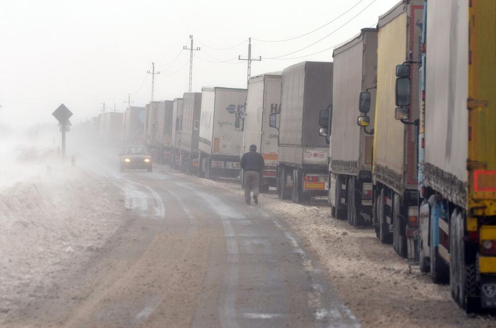 Vozila na graničnim prelazima na izlazu iz Srbije čekaju i do 12 sati! Jezive gužve su počele, oglasio se i AMSS