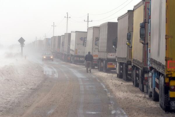 STRAŠNE GUŽVE NA GRANICAMA, VOZILA ČEKAJU U KILOMETARSKIM KOLONAMA PO MAGLI: Oglasio se AMSS, ima važan APEL!