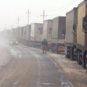 STRAŠNE GUŽVE NA GRANICAMA, VOZILA ČEKAJU U KILOMETARSKIM KOLONAMA PO MAGLI: Oglasio se AMSS, ima važan APEL!