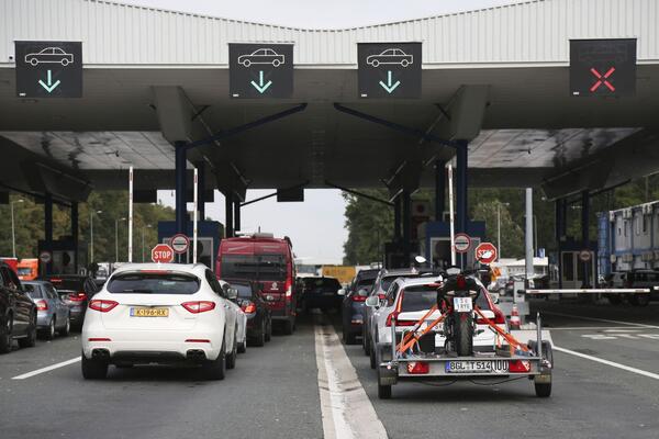 Na graničnom prelazu Batrovci čeka se po 9 sati! Velike gužve na granici, evo kakvo je stanje na ostalim prelazima