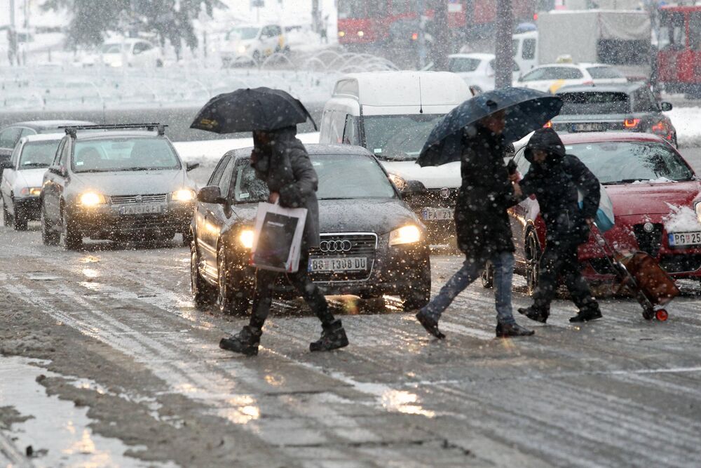 Šetaju ljudi po snegu i zimi
