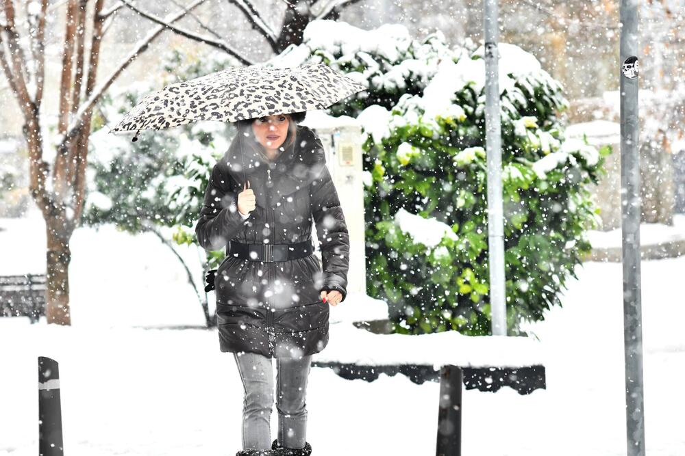 VEJE SVE DO JUTRA? Udar zime u Beogradu: Meteorolozi apeluju na oprez tokom noći - evo gde će SNEG najviše padati