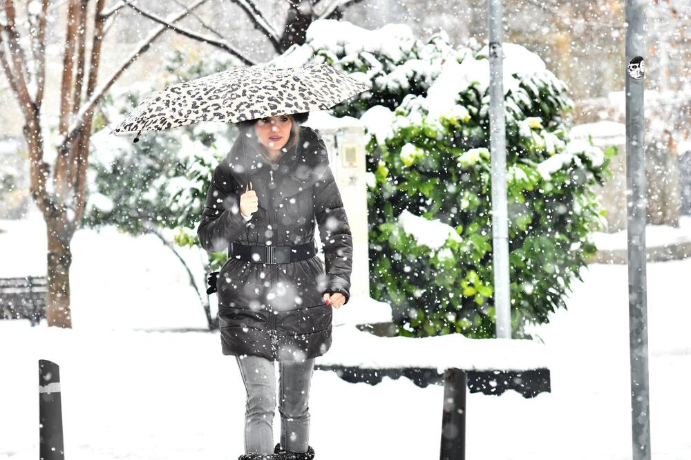 VEJE SVE DO JUTRA? Udar zime u Beogradu: Meteorolozi apeluju na oprez tokom noći - evo gde će SNEG najviše padati