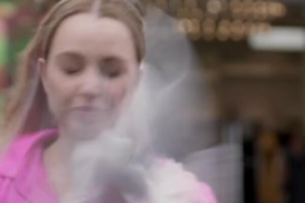 NIJE ZNALA ŠTA JU JE SNAŠLO! Reporterka imala "OKRŠAJ" usred programa uživo - KAO GROM IZ VEDRA NEBA (VIDEO)