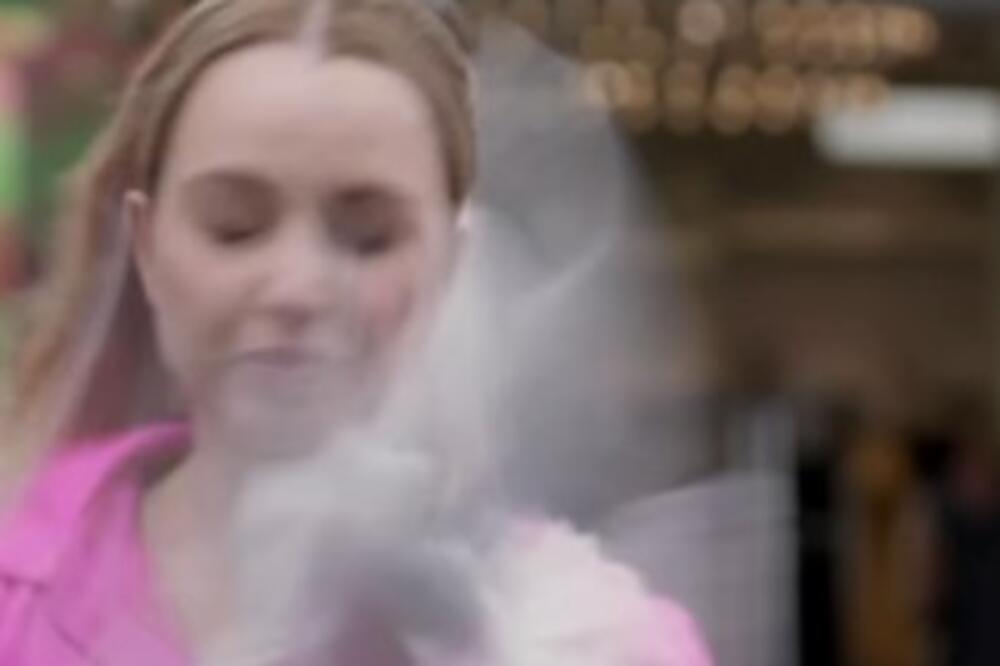 NIJE ZNALA ŠTA JU JE SNAŠLO! Reporterka imala "OKRŠAJ" usred programa uživo - KAO GROM IZ VEDRA NEBA (VIDEO)