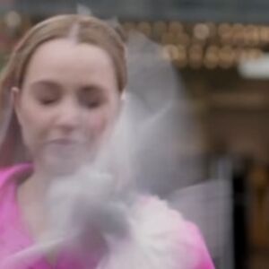 NIJE ZNALA ŠTA JU JE SNAŠLO! Reporterka imala "OKRŠAJ" usred programa uživo - KAO GROM IZ VEDRA NEBA (VIDEO)