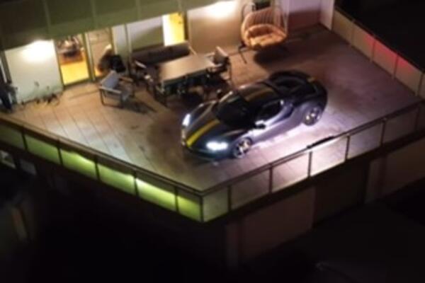 AUTOMOBIL VREDAN 400.000 EVRA PARKIRAO NA TERASU! Bosanac šokirao čitav komšiluk, kad čujete njegovo OBJAŠNJENJE...