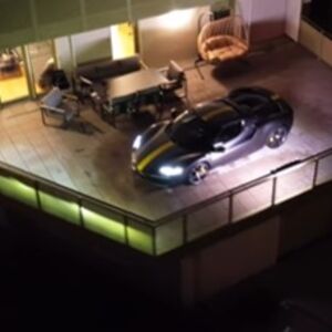 AUTOMOBIL VREDAN 400.000 EVRA PARKIRAO NA TERASU! Bosanac šokirao čitav komšiluk, kad čujete njegovo OBJAŠNJENJE...