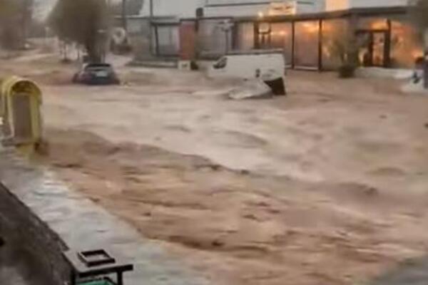 Katastrofalne poplave u Grčkoj! Bujice vode nose sve pred sobom, jako nevreme napravilo haos (VIDEO)