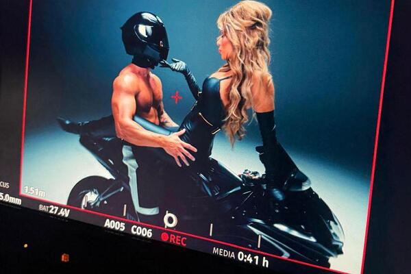 Svi se pitaju ko je golišavi muškarac u spotu Tee Tairović! Lice sakriveno ispod kacige, a ona ga sve vreme grli!