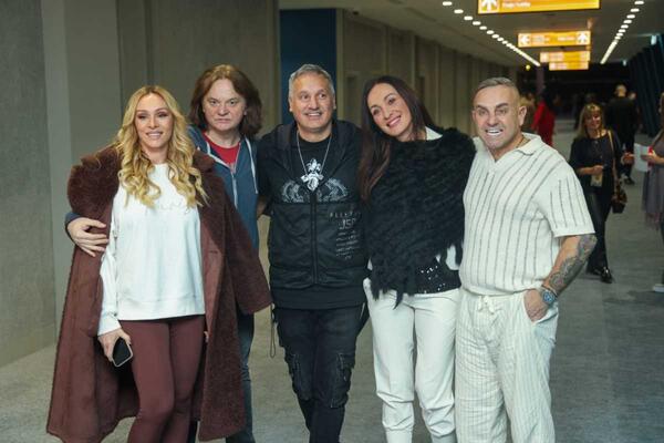 Pola estrade se okupilo da podrži jednog čoveka: Među prvima stigla ova plavuša, oni su večeras glavna tema