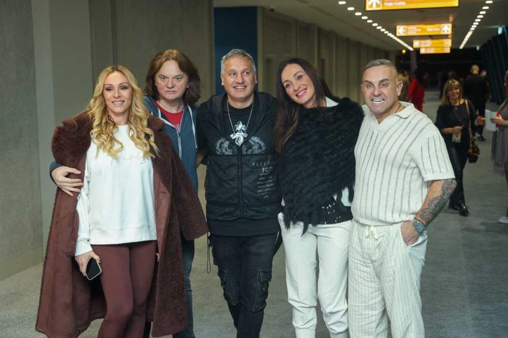 Pola estrade se okupilo da podrži jednog čoveka: Među prvima stigla ova plavuša, oni su večeras glavna tema