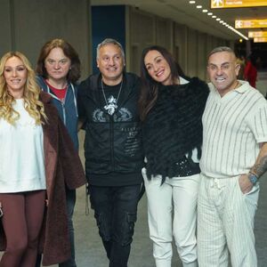 Pola estrade se okupilo da podrži jednog čoveka: Među prvima stigla ova plavuša, oni su večeras glavna tema