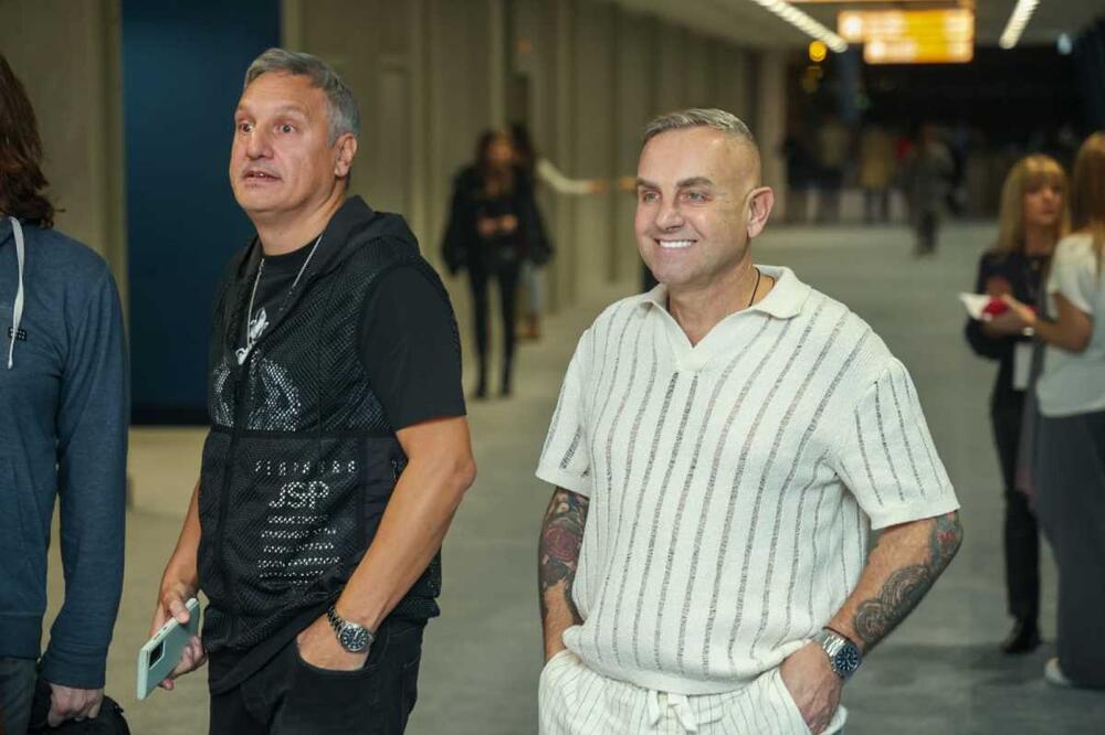 LJUBAVNICA SE POKAJALA ZBOG VEZE NAŠIM PEVAČEM, ON HTEO DA JE ŽENI Varao ženu sa 30 godina mlađom, ona mu OPROSTILA