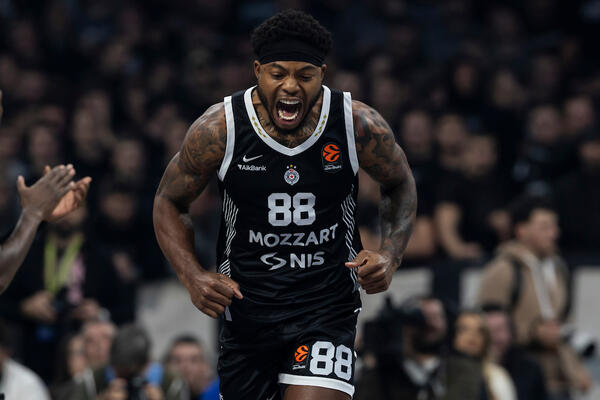 Zviždanje Grobara svojim igračima, skandiranje Željku Obradoviću i pobeda Partizana nad Bajernom (Video/Foto)