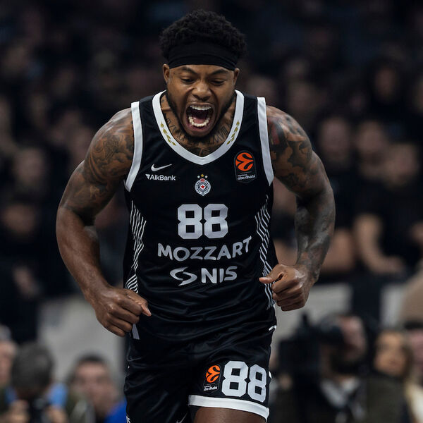 Zviždanje Grobara svojim igračima, skandiranje Željku Obradoviću i pobeda Partizana nad Bajernom (Video/Foto)