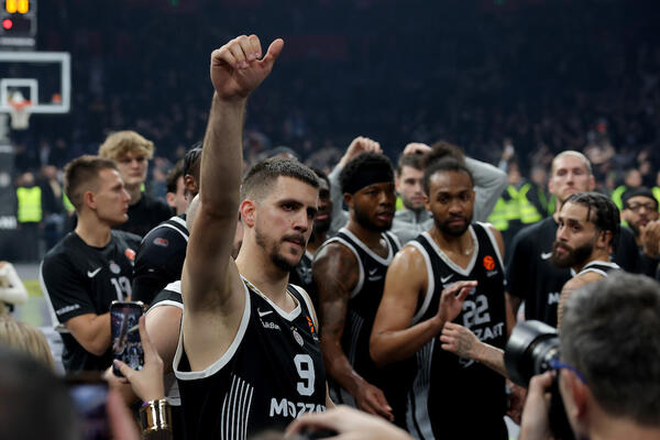 Samo jedan košarkaš Partizana skandirao "Obradović Željko!" (Video)