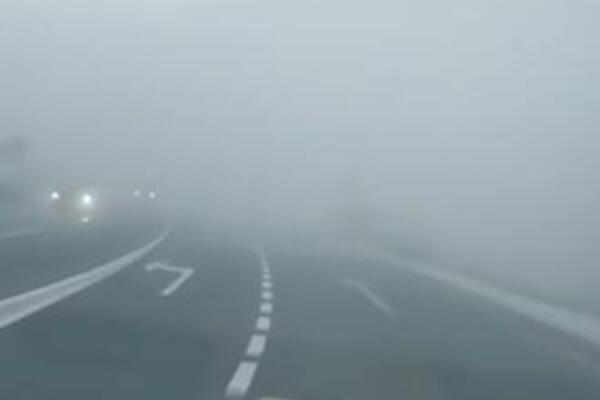 GRAD U SRBIJI SE NE VIDI OD MAGLE, JEDAN JE OD NAJZAGAĐENIJIH: Objavljen jeziv snimak, velika opasnost na putu!