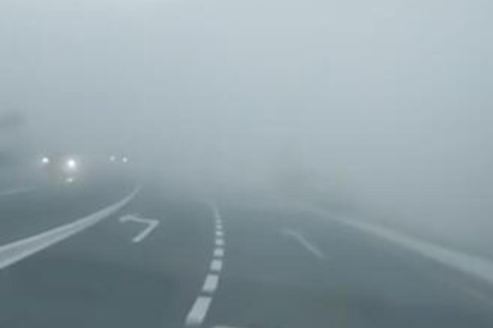 GRAD U SRBIJI SE NE VIDI OD MAGLE, JEDAN JE OD NAJZAGAĐENIJIH: Objavljen jeziv snimak, velika opasnost na putu!