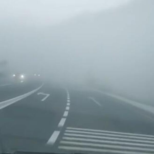 GRAD U SRBIJI SE NE VIDI OD MAGLE, JEDAN JE OD NAJZAGAĐENIJIH: Objavljen jeziv snimak, velika opasnost na putu!