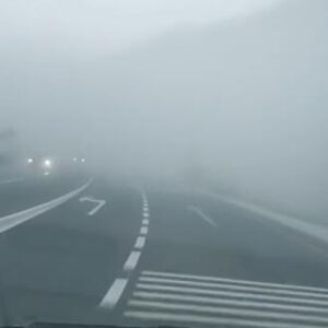 GRAD U SRBIJI SE NE VIDI OD MAGLE, JEDAN JE OD NAJZAGAĐENIJIH: Objavljen jeziv snimak, velika opasnost na putu!