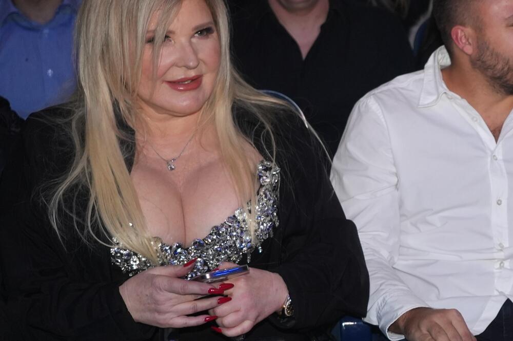 CELA SALA BULJILA U DEKOLTE! Plavuša sa ogromnim poprsjem ukrala šou - Beograđani se zabezeknuli, ZNATE KO JE ONA?