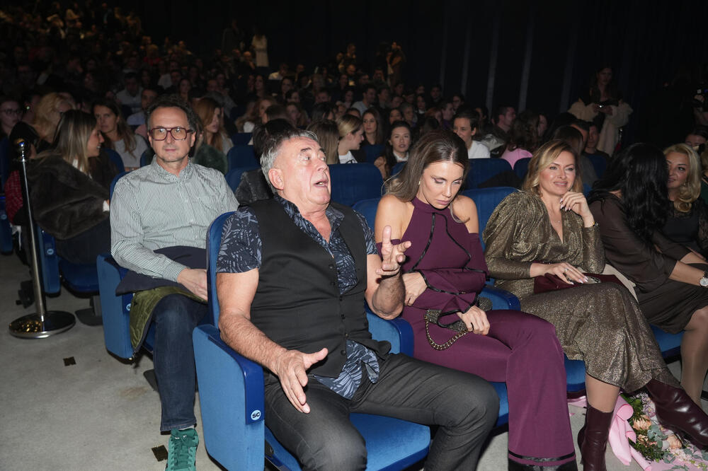 MIMA SA SOBOM POVEO "PILETINU", A ONA NI DA PODIGNE GLAVU! Karadžićeva pratnja ukrala pažnju - svi bruje o njoj