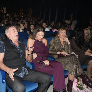 MIMA SA SOBOM POVEO "PILETINU", A ONA NI DA PODIGNE GLAVU! Karadžićeva pratnja ukrala pažnju - svi bruje o njoj