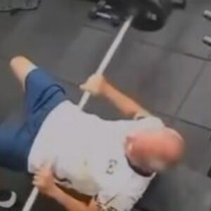 ŠIPKA MU ISKLIZNULA IZ RUKE, A ONDA... Muškarac nastradao u teretani, jedna greška ga je KOŠTALA SVEGA! (VIDEO)