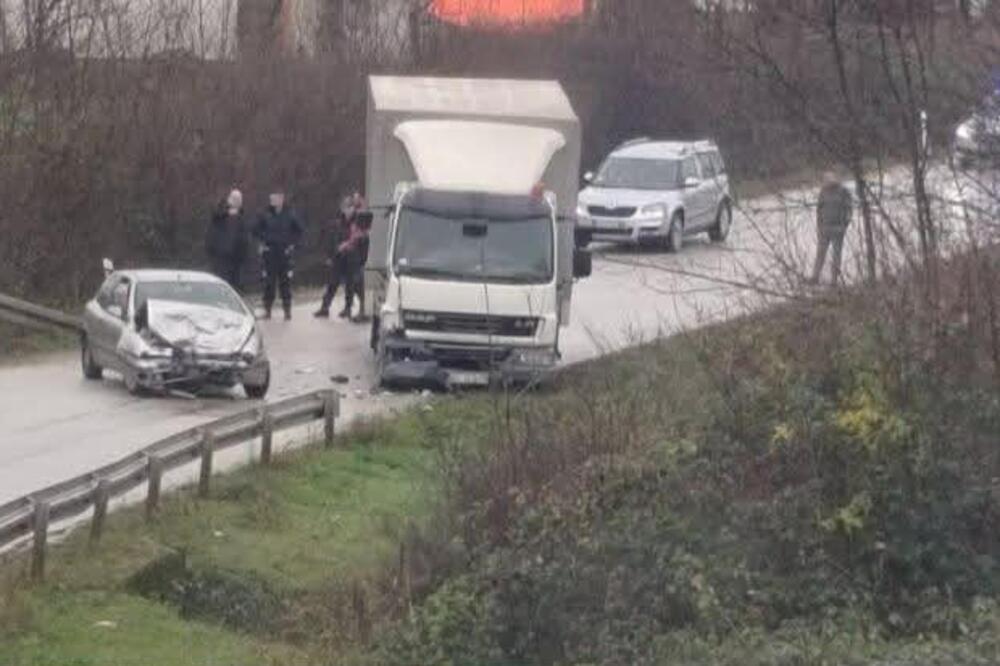 Žestok sudar automobila i kamiona kod Čačka: Prednji deo vozila smrskan, teretnjak umalo da sleti sa puta u kanal!
