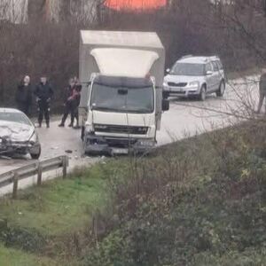 Žestok sudar automobila i kamiona kod Čačka: Prednji deo vozila smrskan, teretnjak umalo da sleti sa puta u kanal!