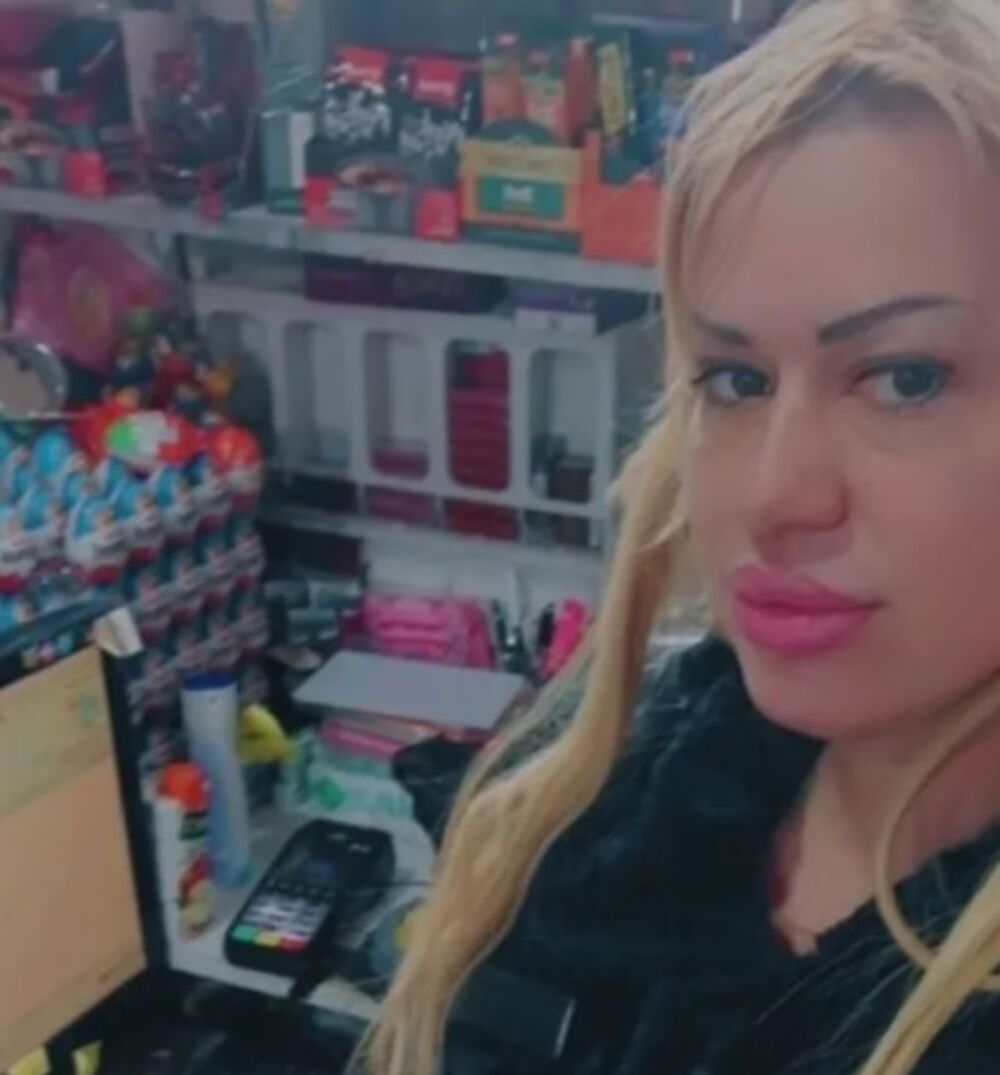  Ona radi za kasnom u prodavnici