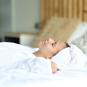 ŽENE, NI SLUČAJNO DA SPAVATE SA MOKROM KOSOM! Srpkinjama je ovo ČESTO NAVIKA - MOŽE VAS SKUPO KOŠTATI, OPREZ!