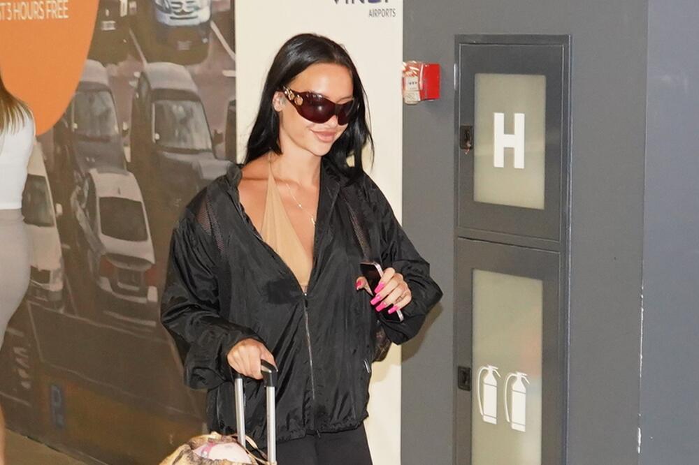 KAKO OVAKAV AUTO, A PLIVA U PARAMA? Pašćete u šok kada vidite šta vozi Miletova ćerka, NEREALNO JE