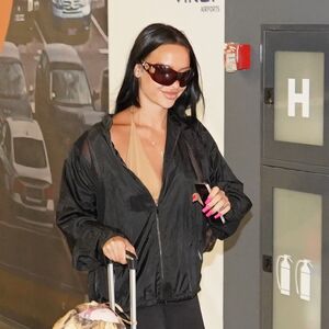 KAKO OVAKAV AUTO, A PLIVA U PARAMA? Pašćete u šok kada vidite šta vozi Miletova ćerka, NEREALNO JE