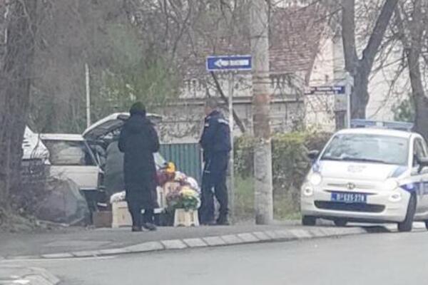 POLICAJAC PARKIRAO VOZILO PORED BAKINE ULIČNE TEZGE U BEOGRADU: Pogledajte šta je uradio, mreže se USIJALE! (FOTO)