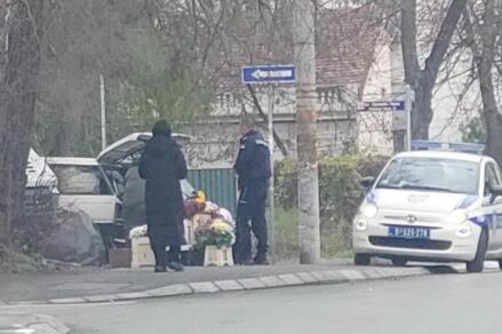 POLICAJAC PARKIRAO VOZILO PORED BAKINE ULIČNE TEZGE U BEOGRADU: Pogledajte šta je uradio, mreže se USIJALE! (FOTO)