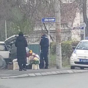 POLICAJAC PARKIRAO VOZILO PORED BAKINE ULIČNE TEZGE U BEOGRADU: Pogledajte šta je uradio, mreže se USIJALE! (FOTO)