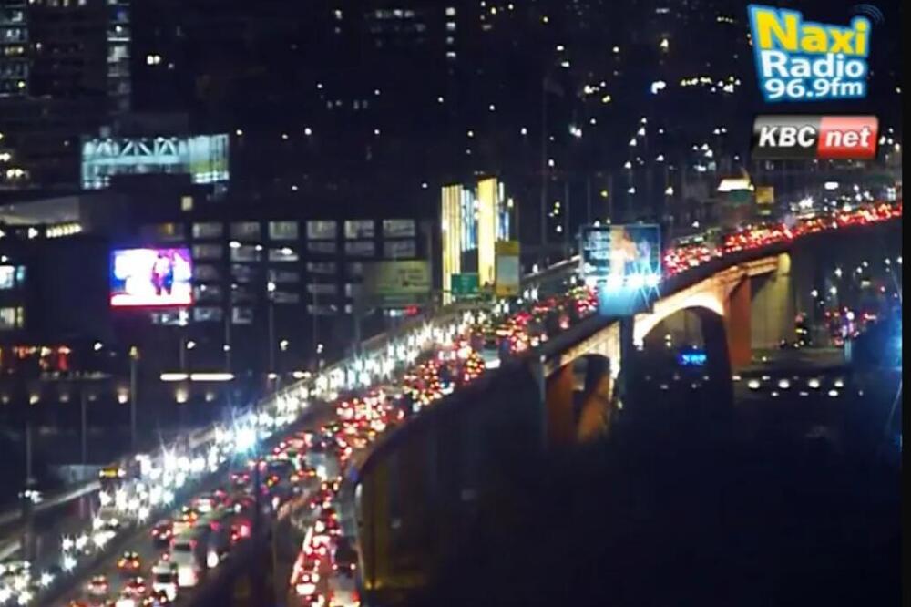 Popodnevni špic, plus petak - recept za haos u saobraćaju! Evo gde je najkritičnije, vozila stoje u krcatim trakama