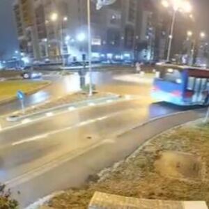 Stravična saobraćajka u Rumuniji! Izgubio kontrolu nad vozilom, pa preleteo dva automobila! (VIDEO)