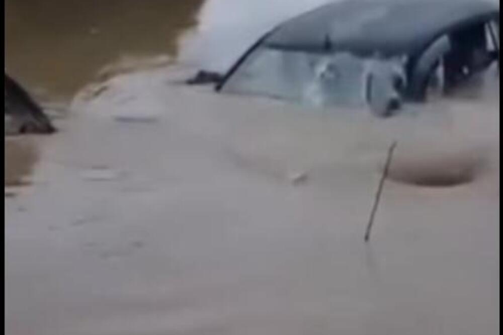 Dramatični snimci poplava u Grčkoj ulivaju jezu u kosti! Bujice razaraju sve pred sobom, automobili plivaju (VIDEO)